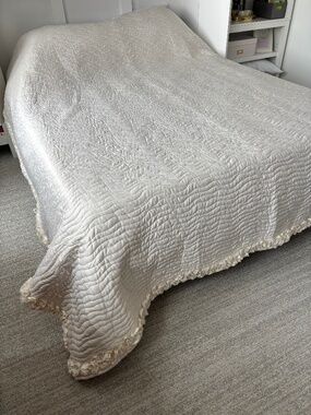 PIER 1 IMPORTS quilted satin bedspread coverlet ivory Cream Ruffle Trim King sz